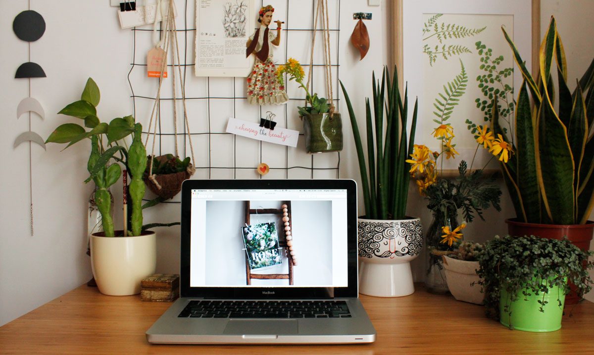 bureau avec des plantes