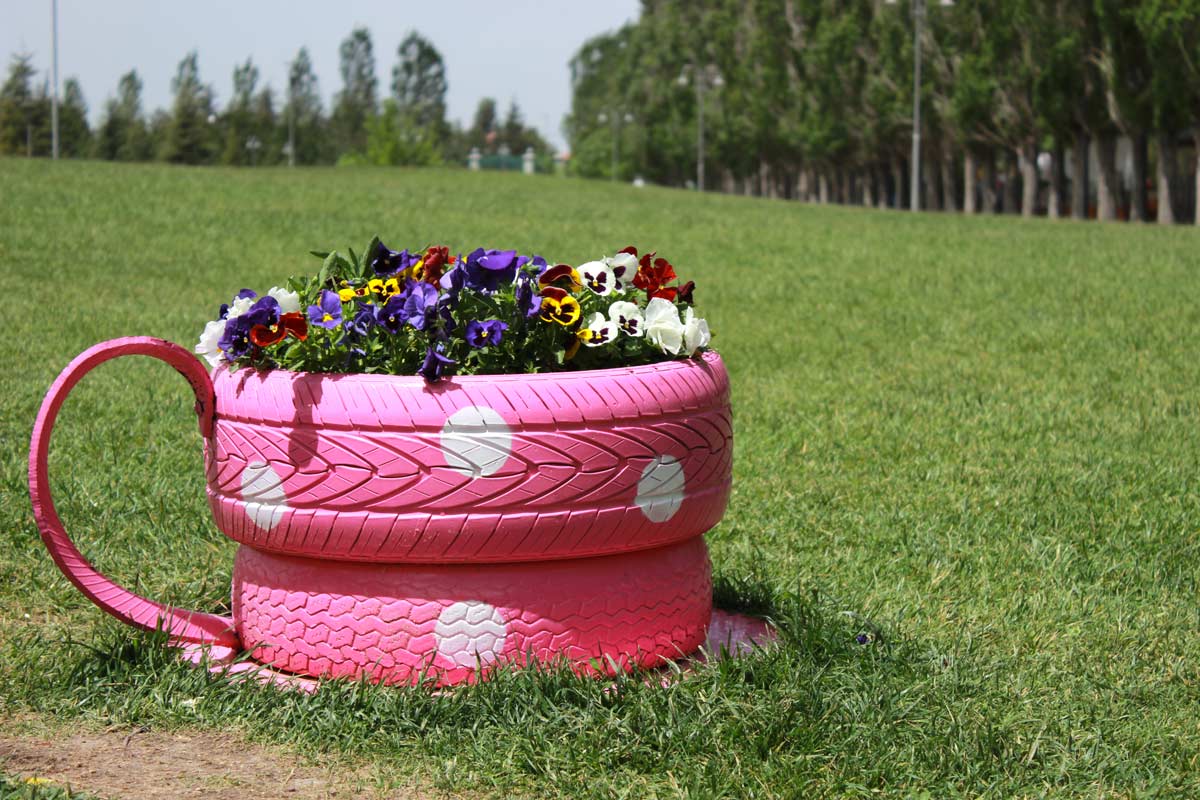 Une jardinière de bricolage originale et créative grâce au recyclage de vieux pneus.