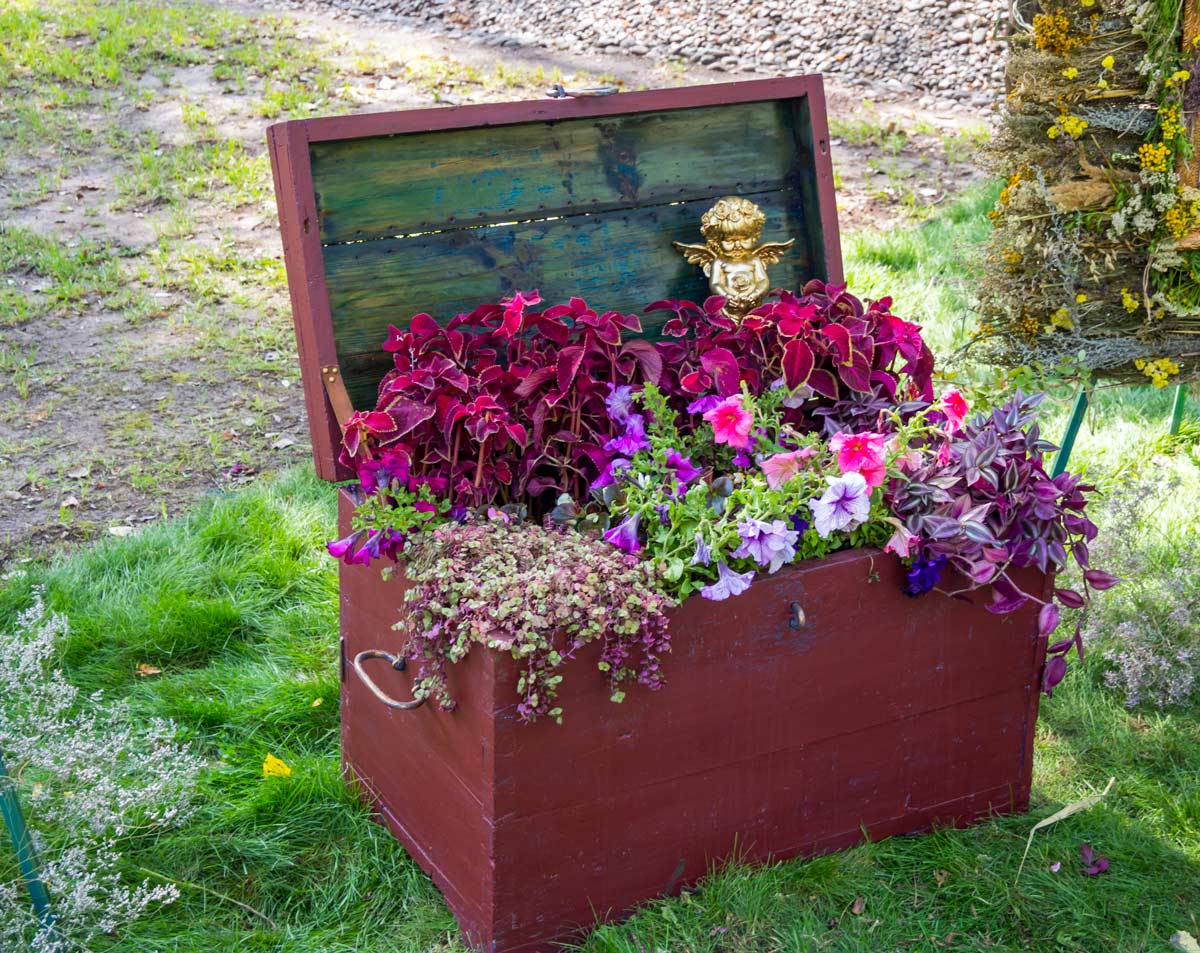 Meubler le jardin de manière créative en recyclant les meubles et les vieux objets.