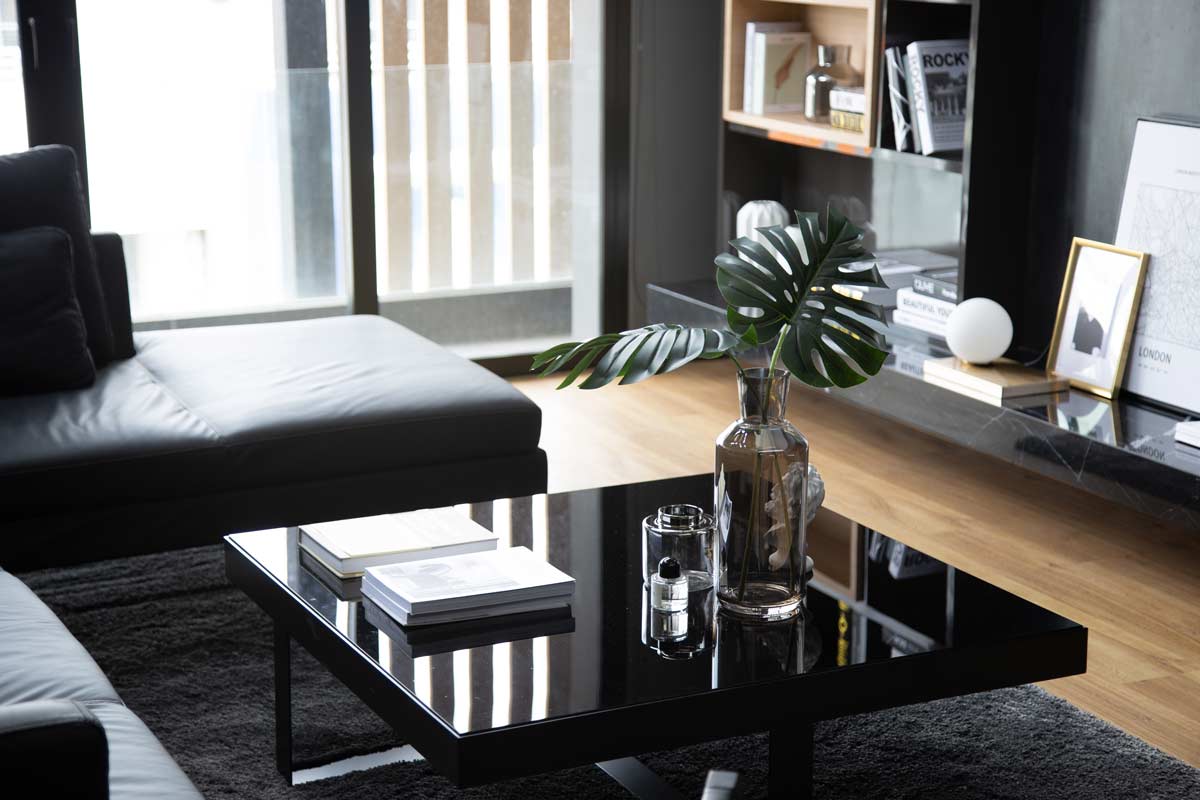table basse moderne en verre noir