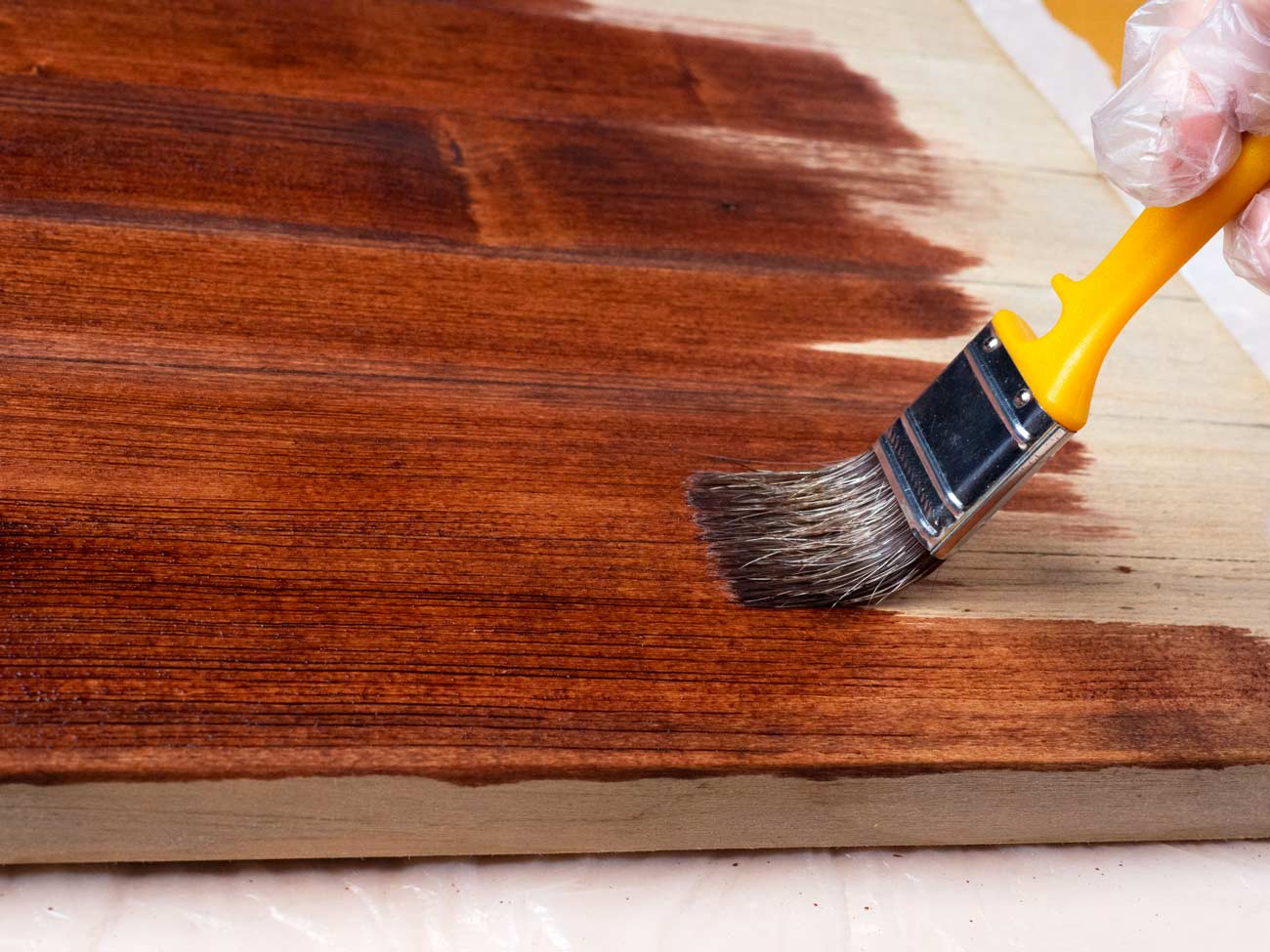 Nettoyez et redonnez de la couleur aux meubles en bois et éliminez les rayures de façon naturelle.