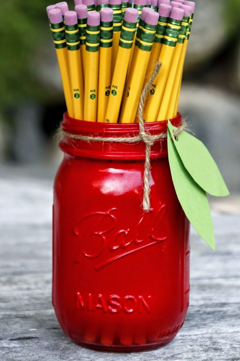 portapenne con barattolo di vetro dipinto di rosso