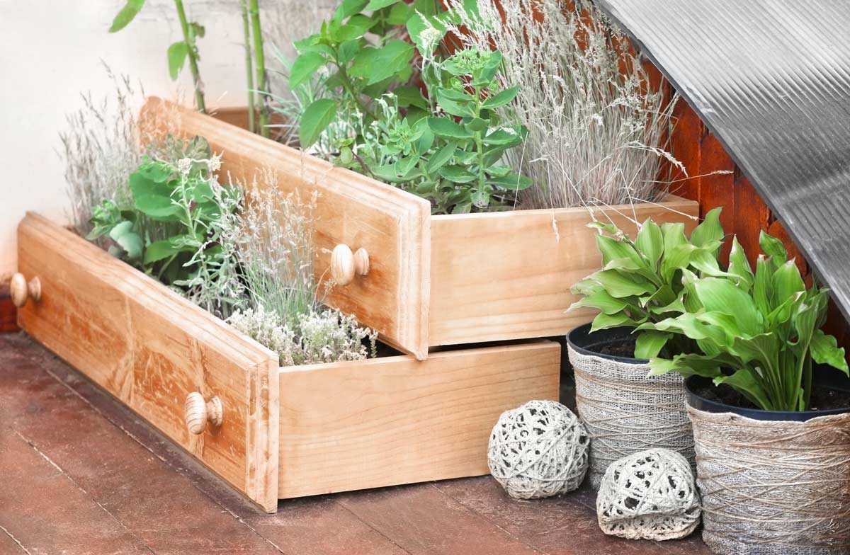 Décorer le jardin en recyclant les tiroirs