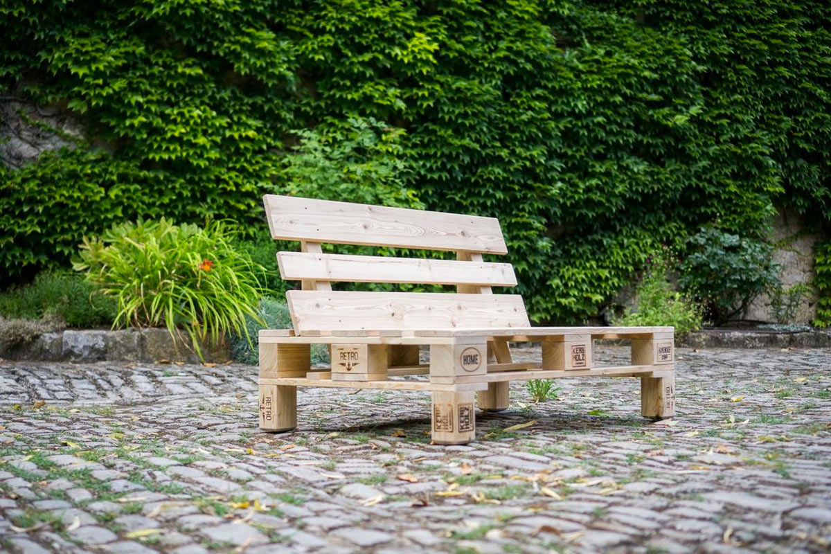 Bancs DIY avec des meubles recyclés, du bois ou des encore des parpaings.