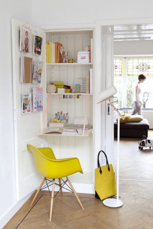 Exploitez l'espace vertical pour créer un petit bureau à la maison.