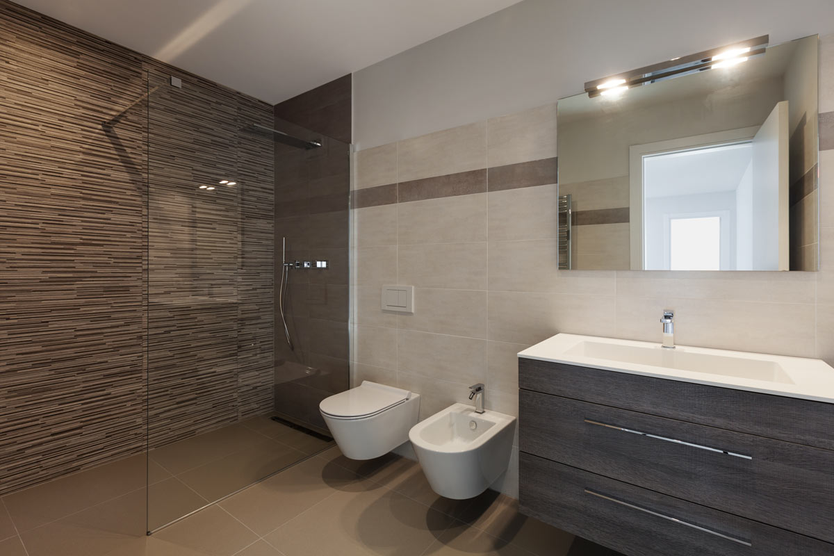 salle de bain avec douche et mur en mosaïque