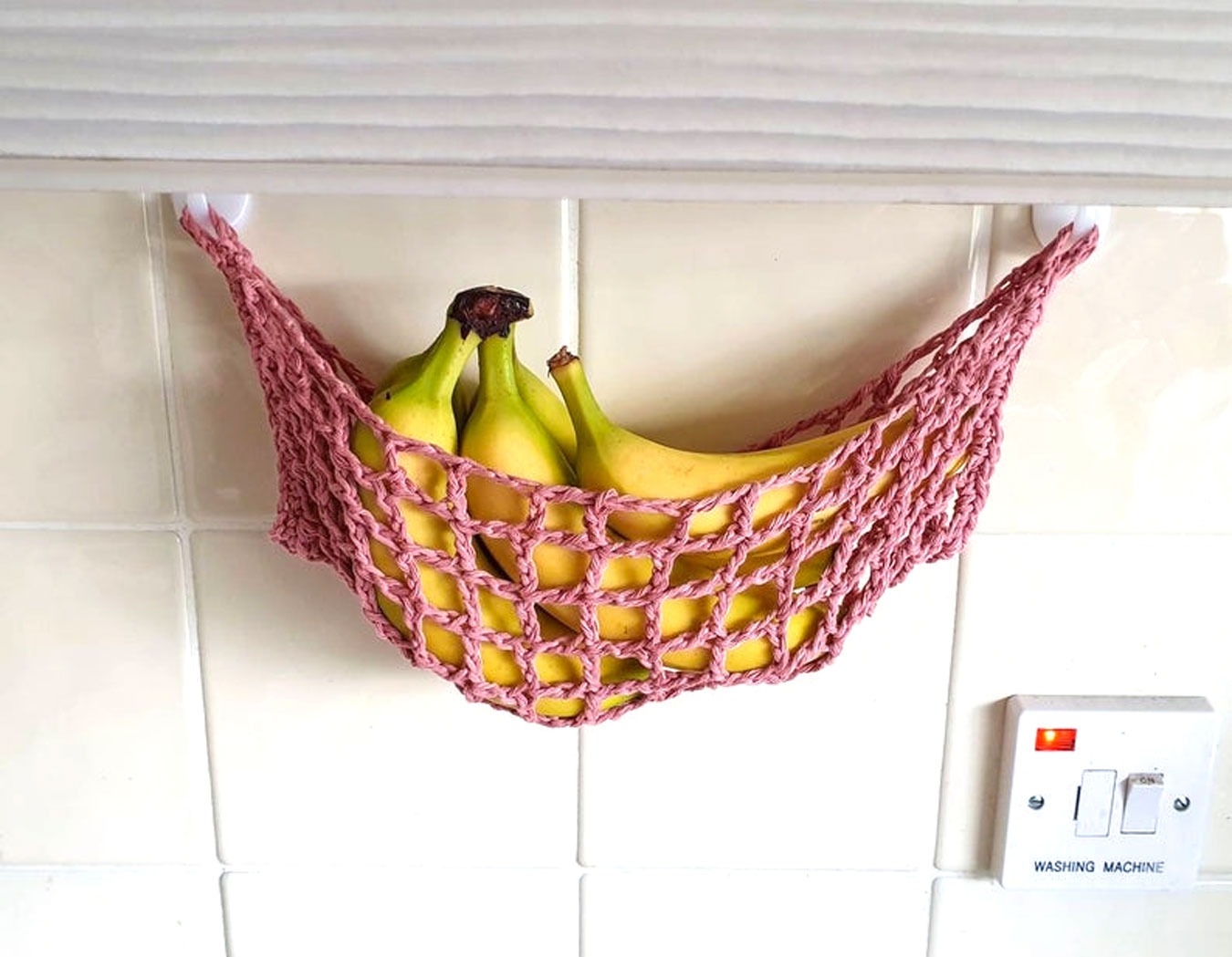 Disposez les fruits dans la cuisine avec ce filet de suspension pour bananes.