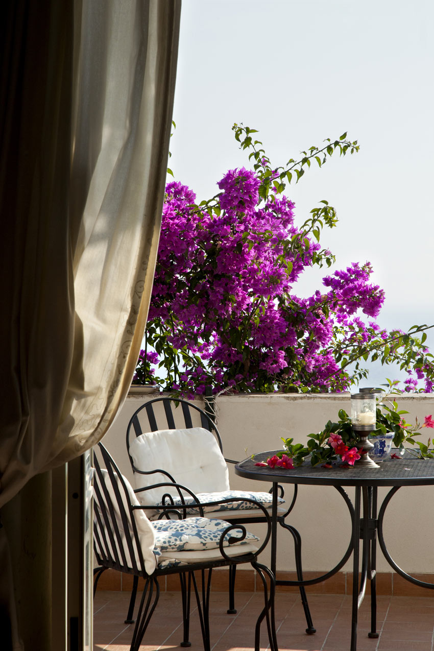 Bougainvilliers sur le balcon de la maison.