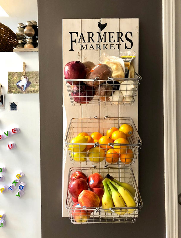 Porte-fruits et légumes DIY avec des palettes et des paniers en bois.
