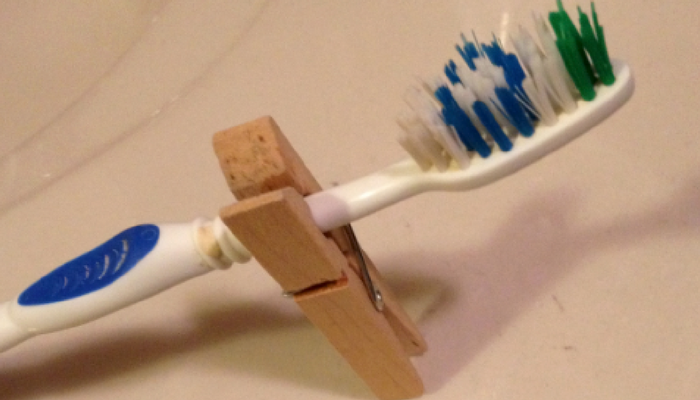 Porte-brosse à dents avec pinces à linge.