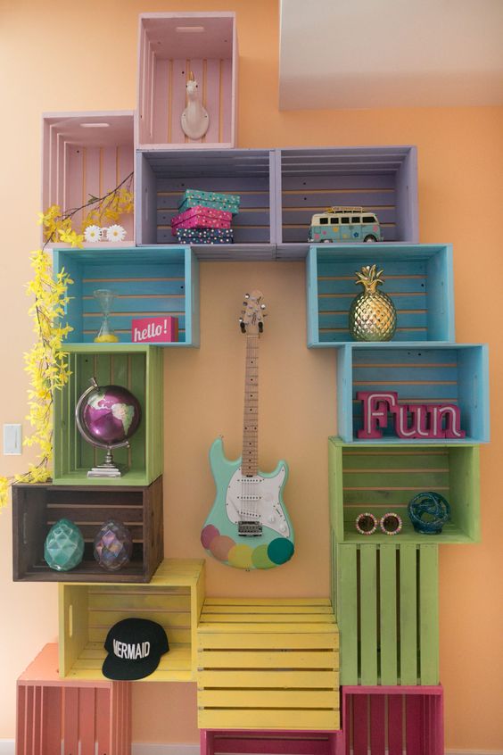 étagère murale avec des boîtes en bois colorées