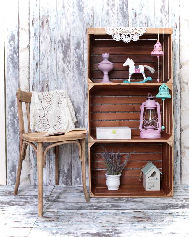 bibliothèque vintage avec des caisses en bois