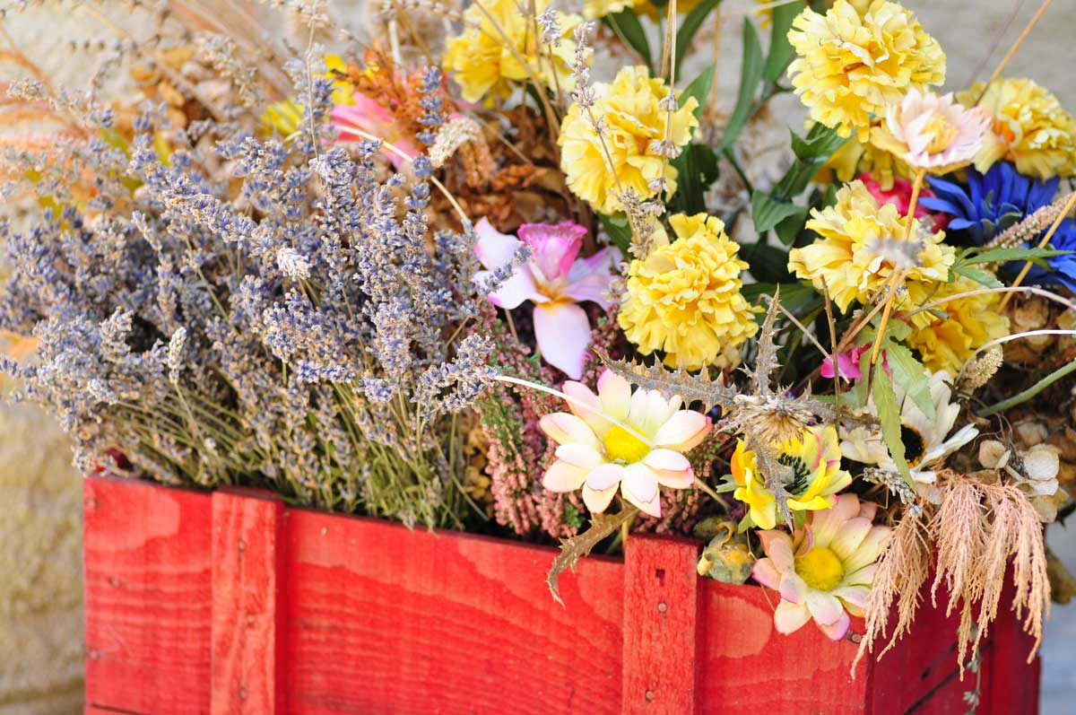 Caisse en bois avec des fleurs séchées.