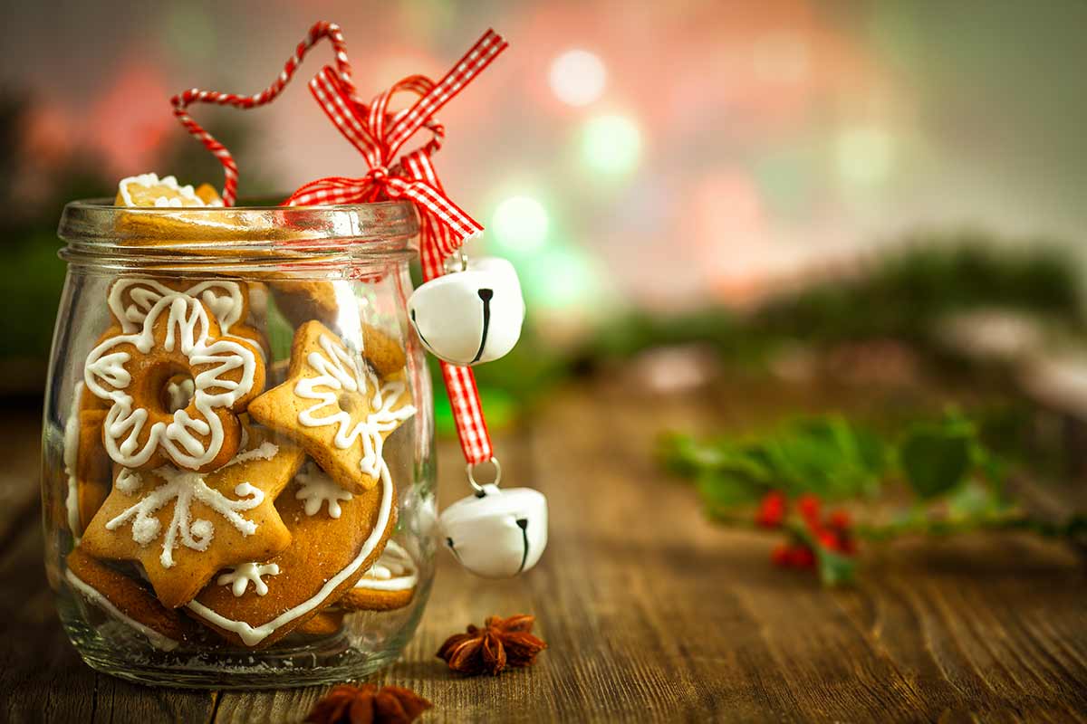 Pot de Noël en verre rempli de sucrerie et de gateaux