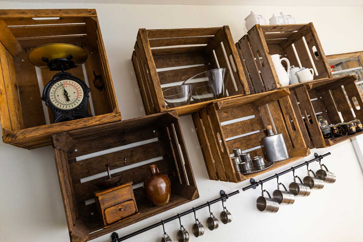 caisses en bois vintage dans la cuisine comme étagères