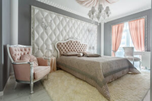 chambre shabby avec détails gris et roses