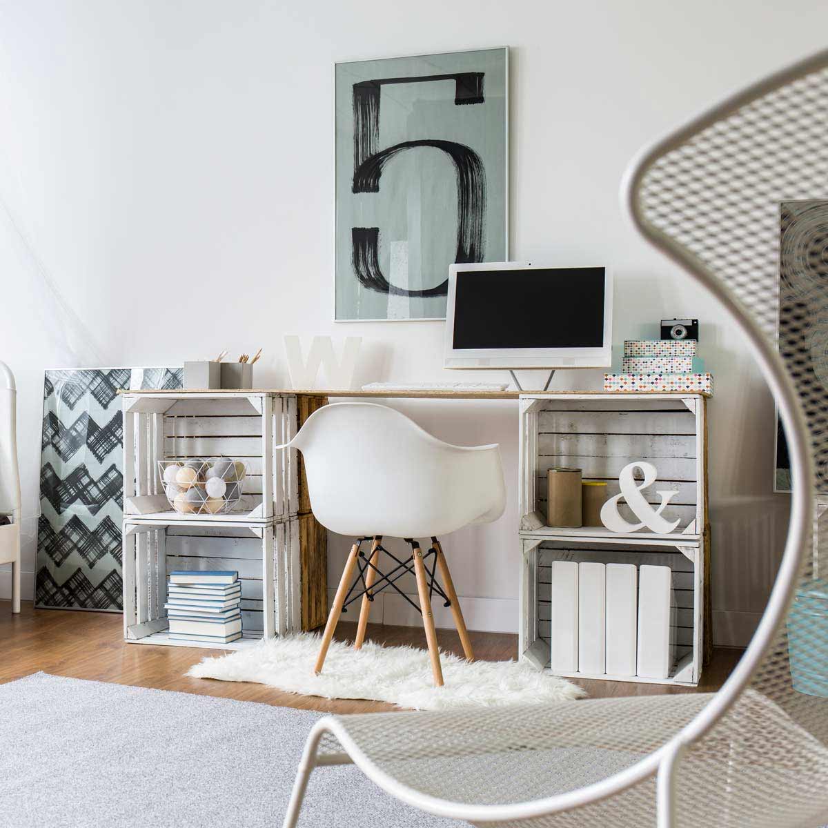 bureau avec des caisses en bois