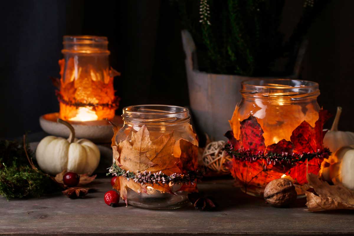 bocaux en verre recouverts de feuilles d'automne