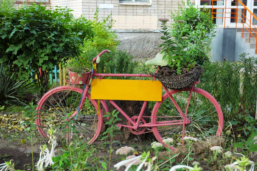 Vieille bicyclette comme jardinière