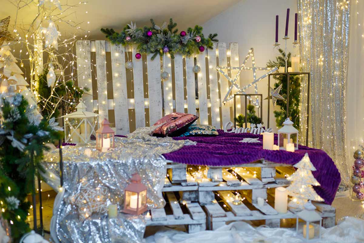 Étagère festive avec palette.