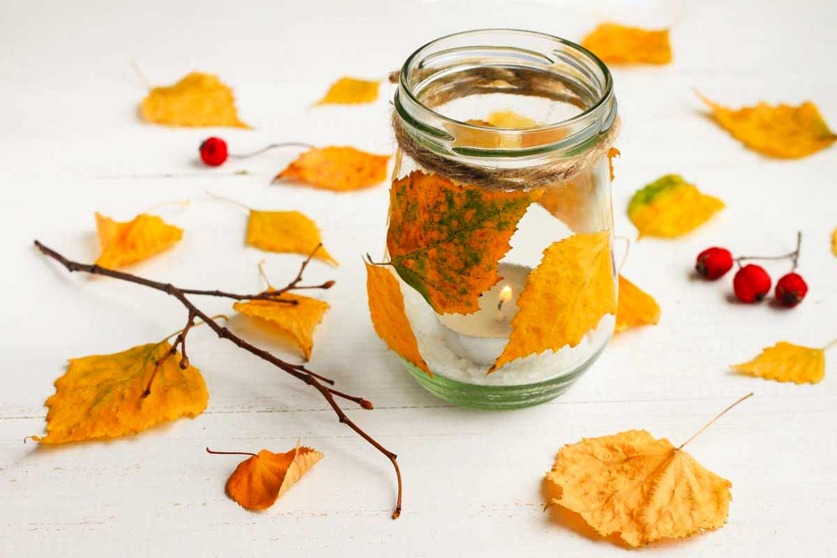 centre de table DIY avec pot en verre et feuilles d'automne
