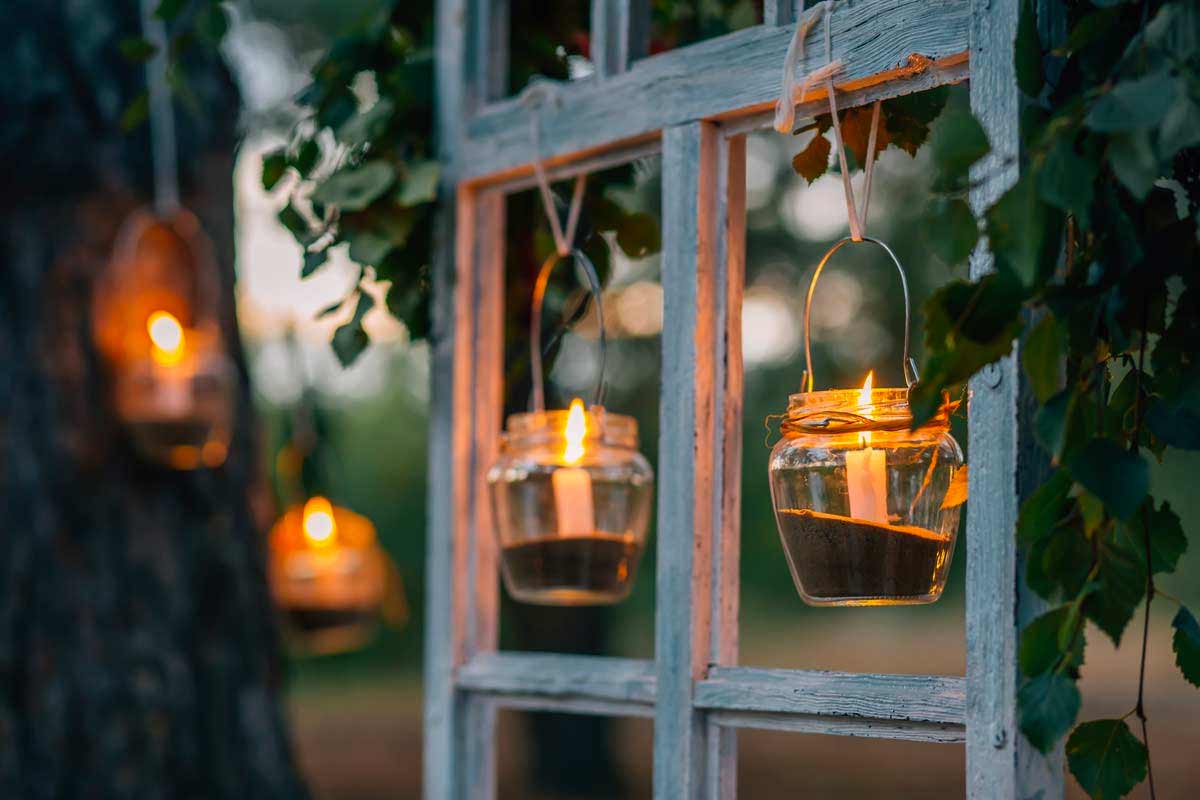 Bougeoirs DIY suspendus avec bocaux en verre.