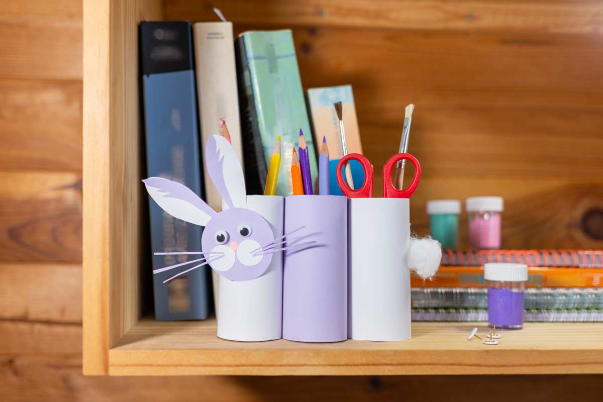 Porte-stylos avec papier toilette.