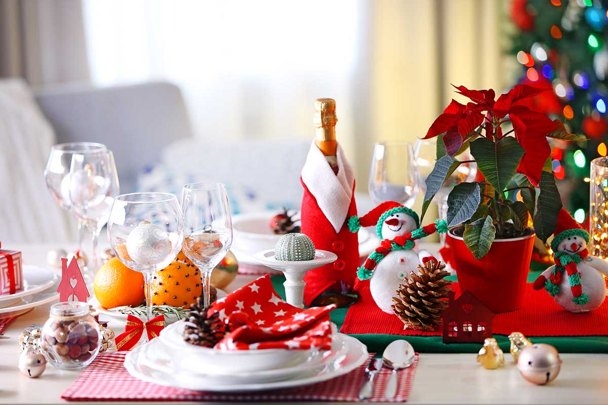 bouteille décorée pour Noël sur la table