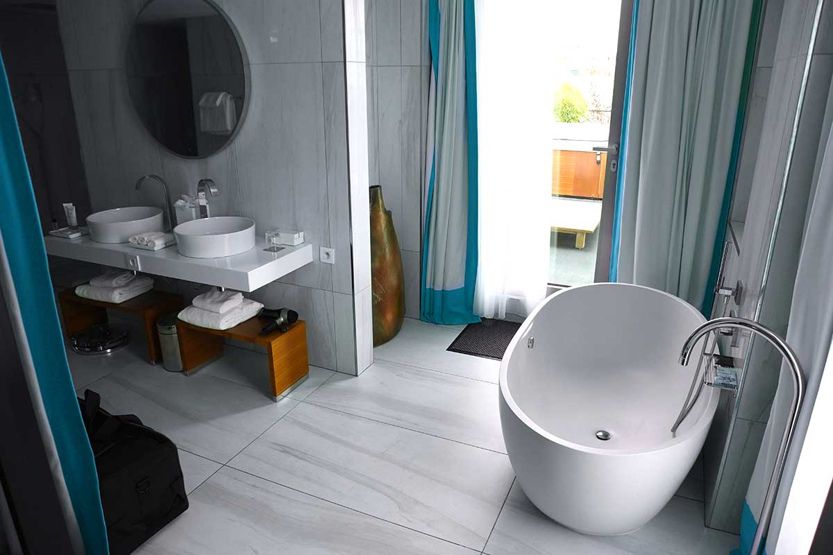 petite salle de bain moderne avec carrelage XXL