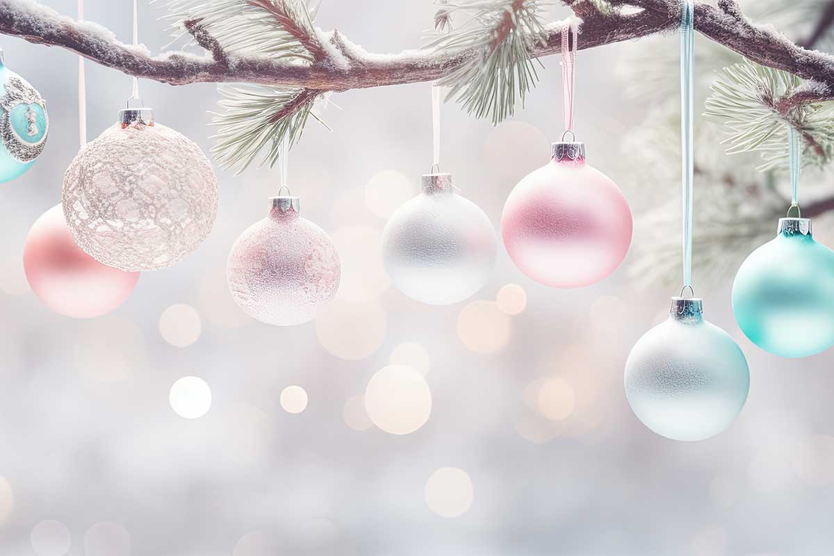 boules de Noël pastel accrochées à une branche