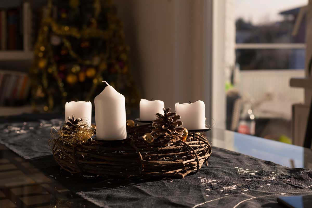 centre de table avec pommes de pin et bougies