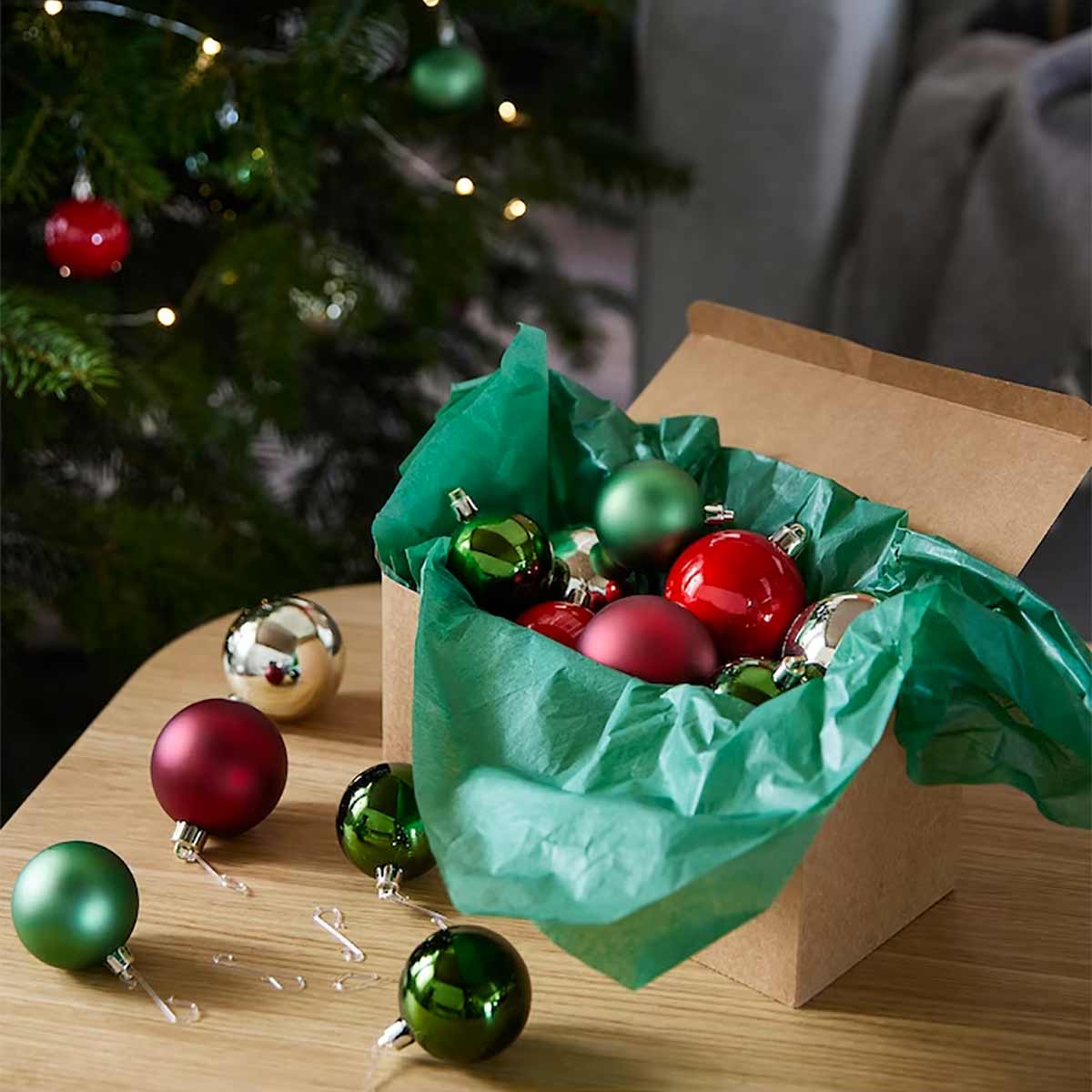 Boules décoratives en verre rouge et vert Ikea