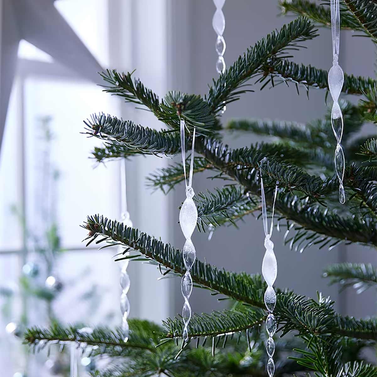 Décoration en forme de stalactite en verre transparent pour le sapin.