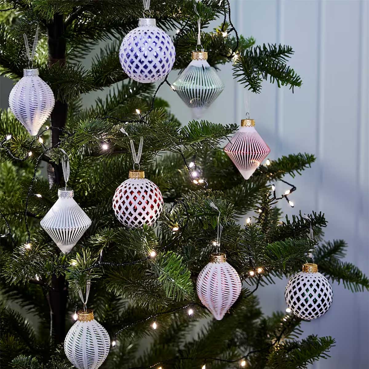 Boules multicolores en verre Ikea.