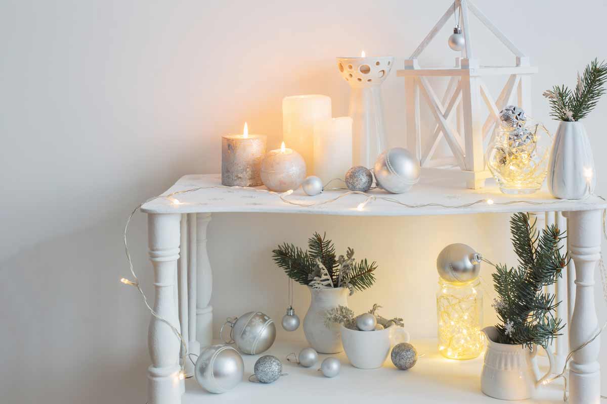 décos de Noël shabby chic sur un meuble