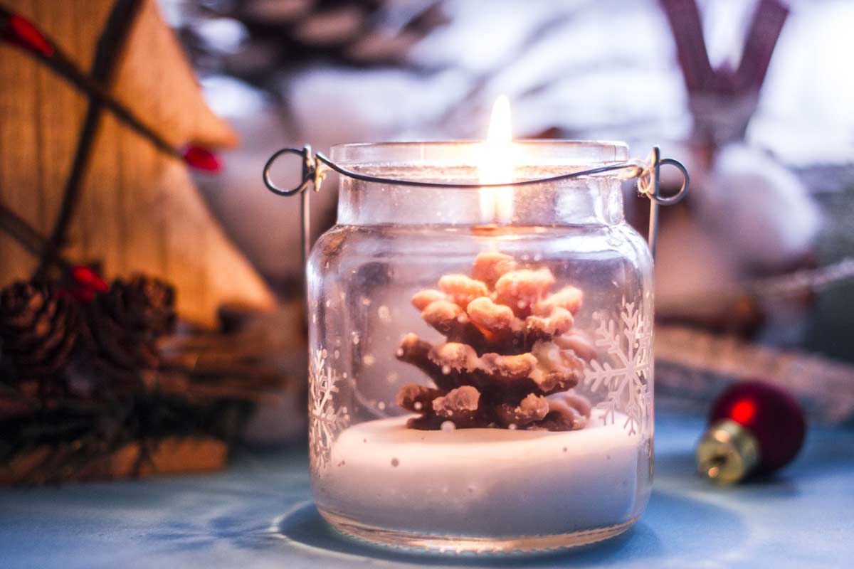 bougie en forme de pomme de pin dans un bocal en verre