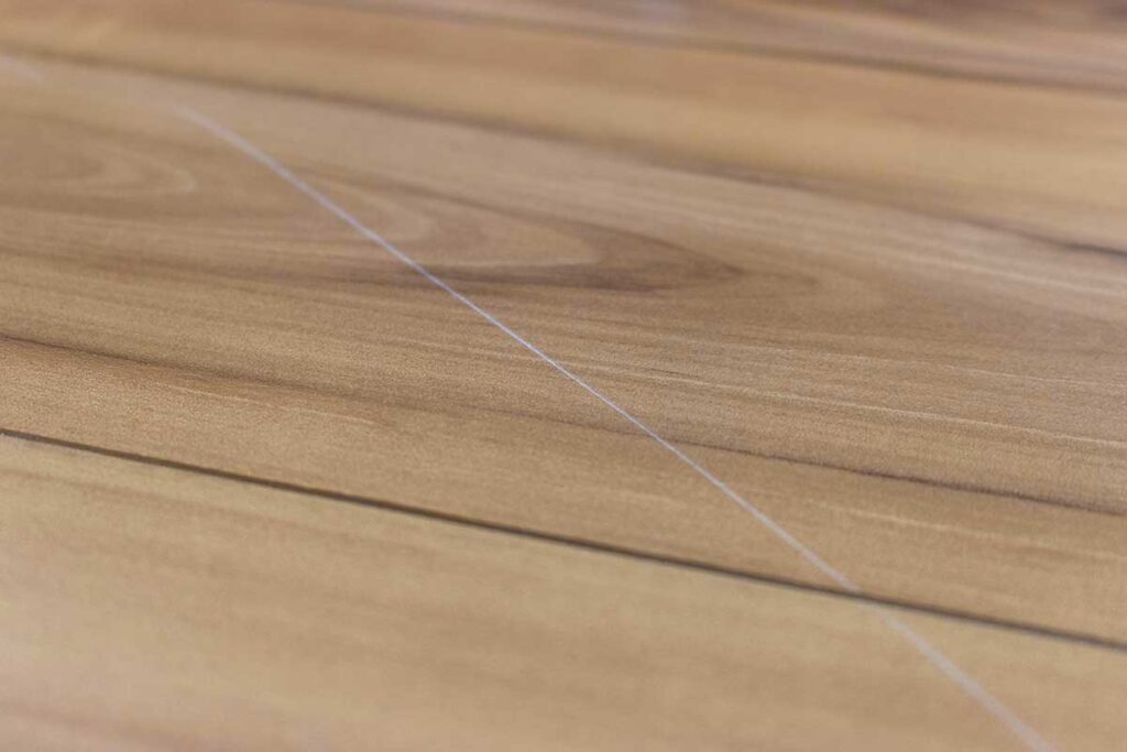 Parquet flottant rayé ? Découvrez 8 astuces simples pour une réparation efficace