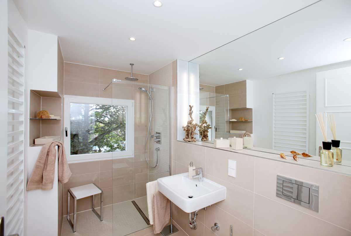 petite salle de bain moderne avec grand miroir