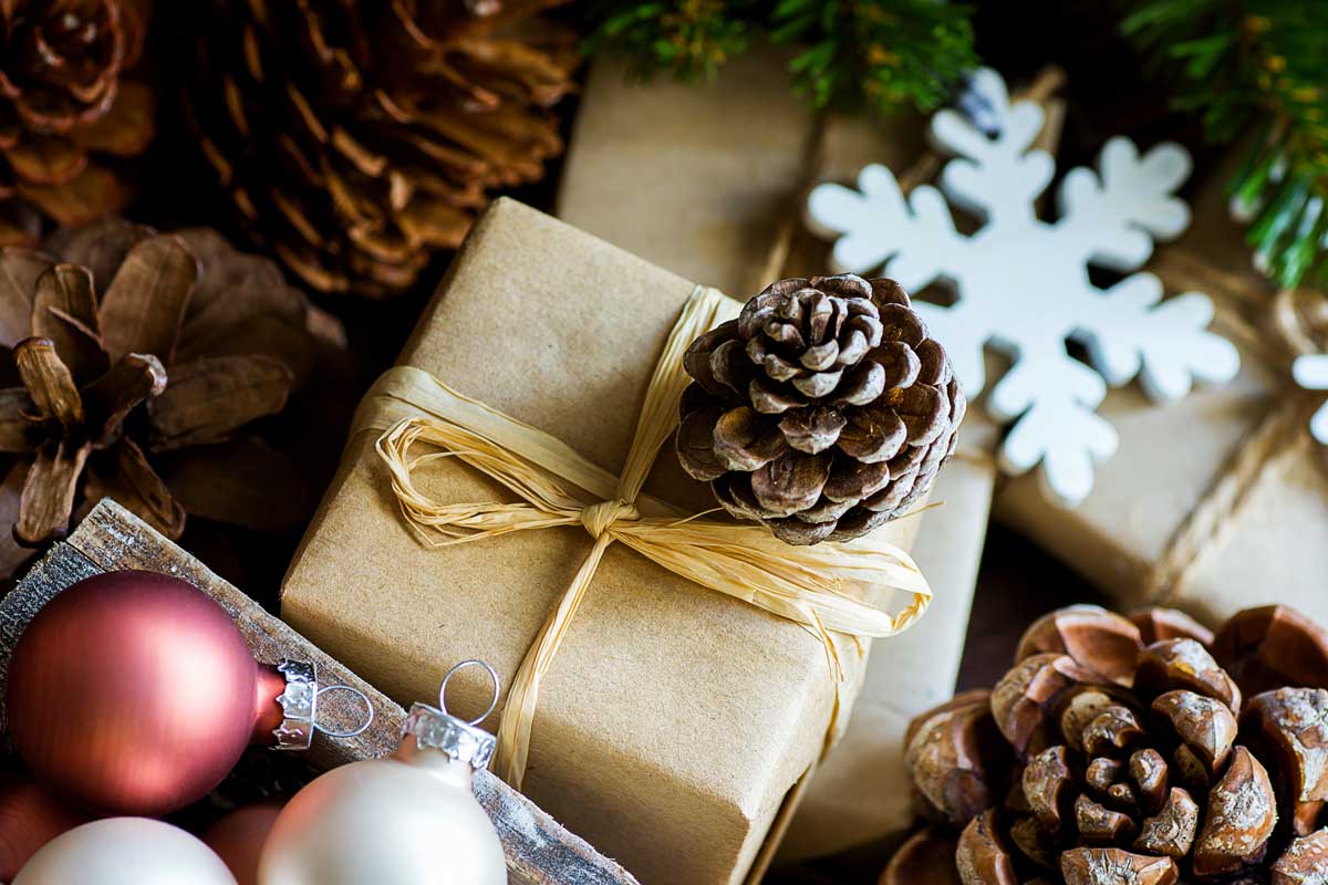 paquet cadeau décoré avec une pomme de pin