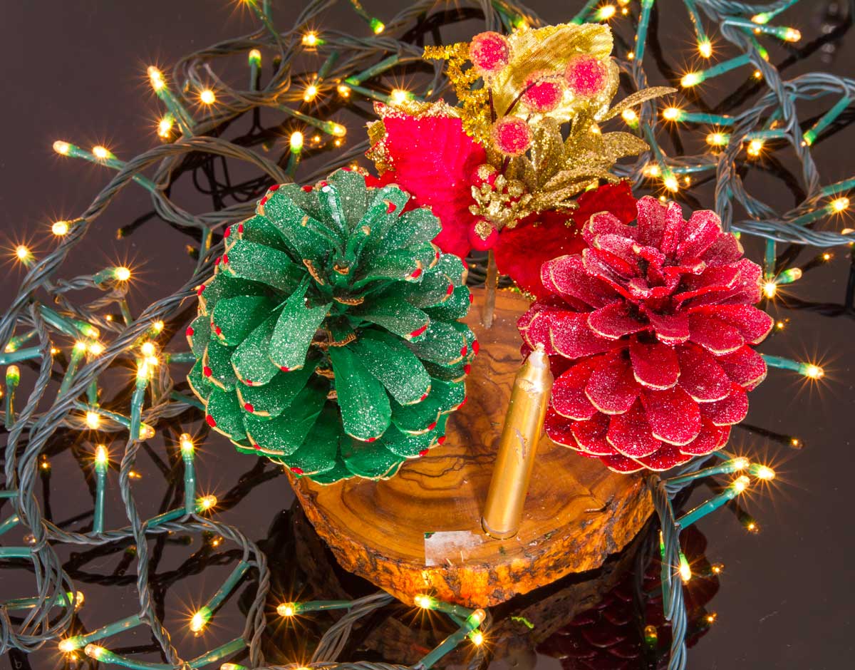 pommes de pin décorées pour Noël