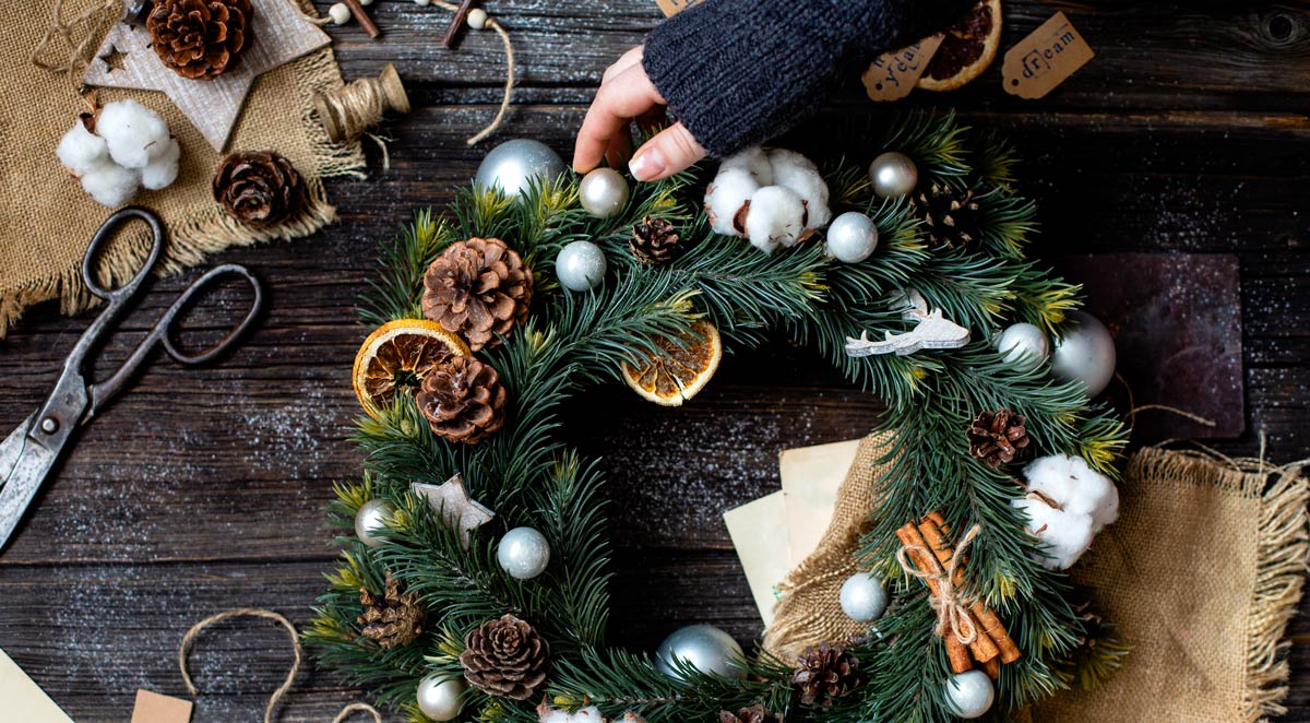 couronne de Noël avec oranges et pommes de pin