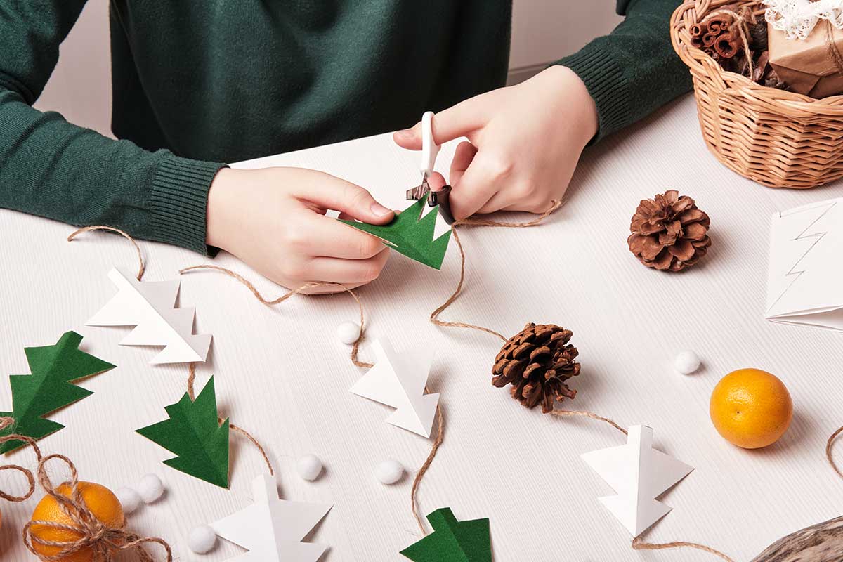 guirlande de Noël DIY avec branche et papier carton