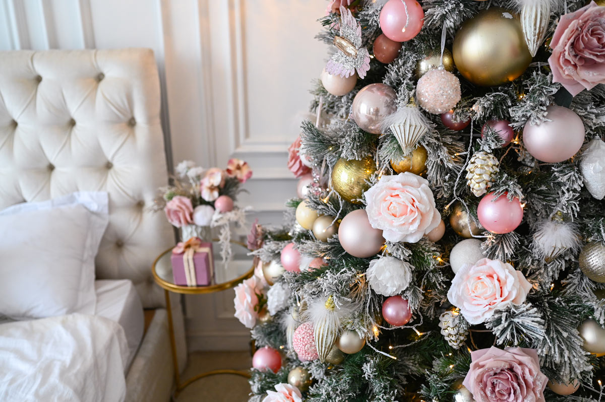 Sapin de Noël avec décorations rose.