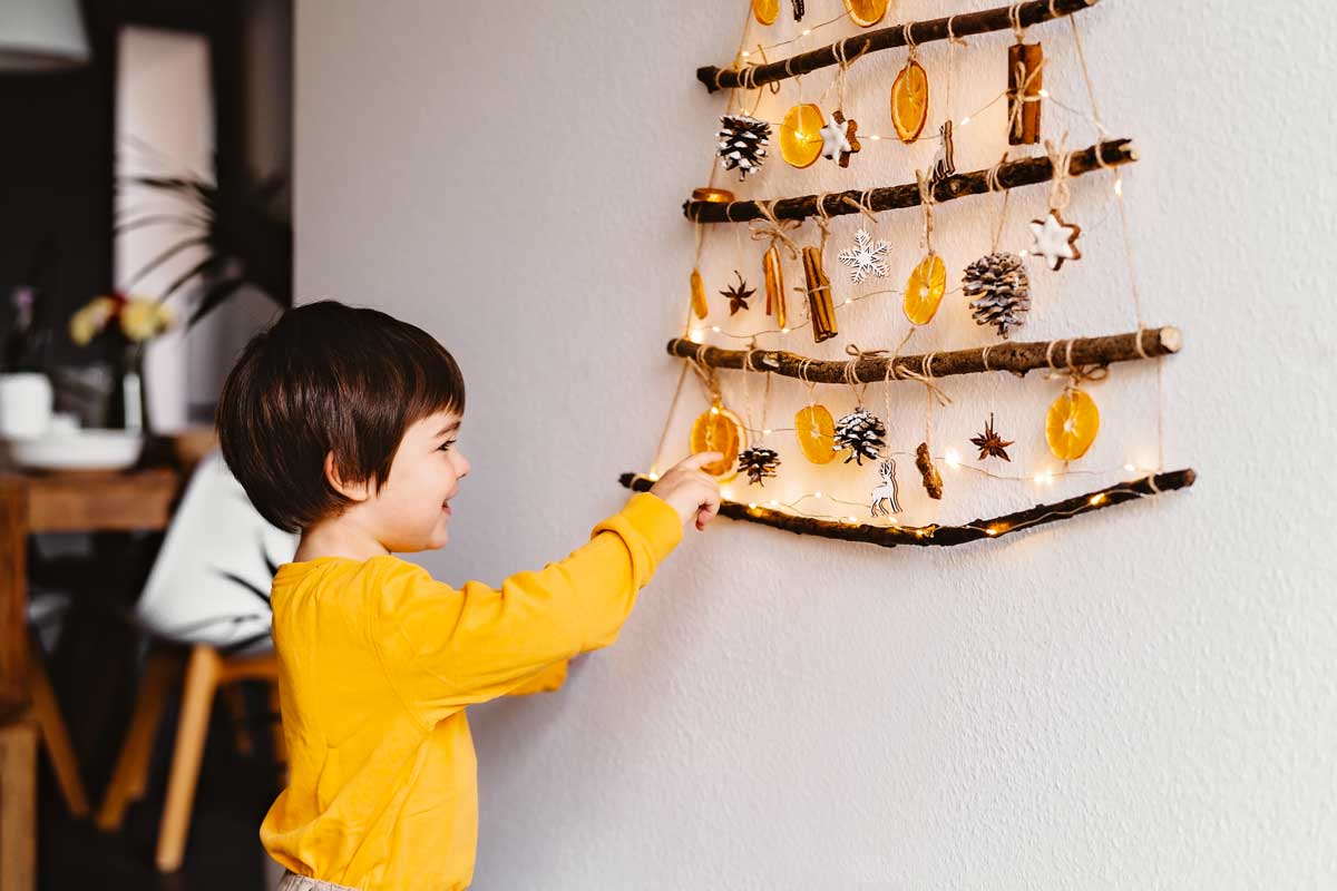 sapin de Noël mural avec branches