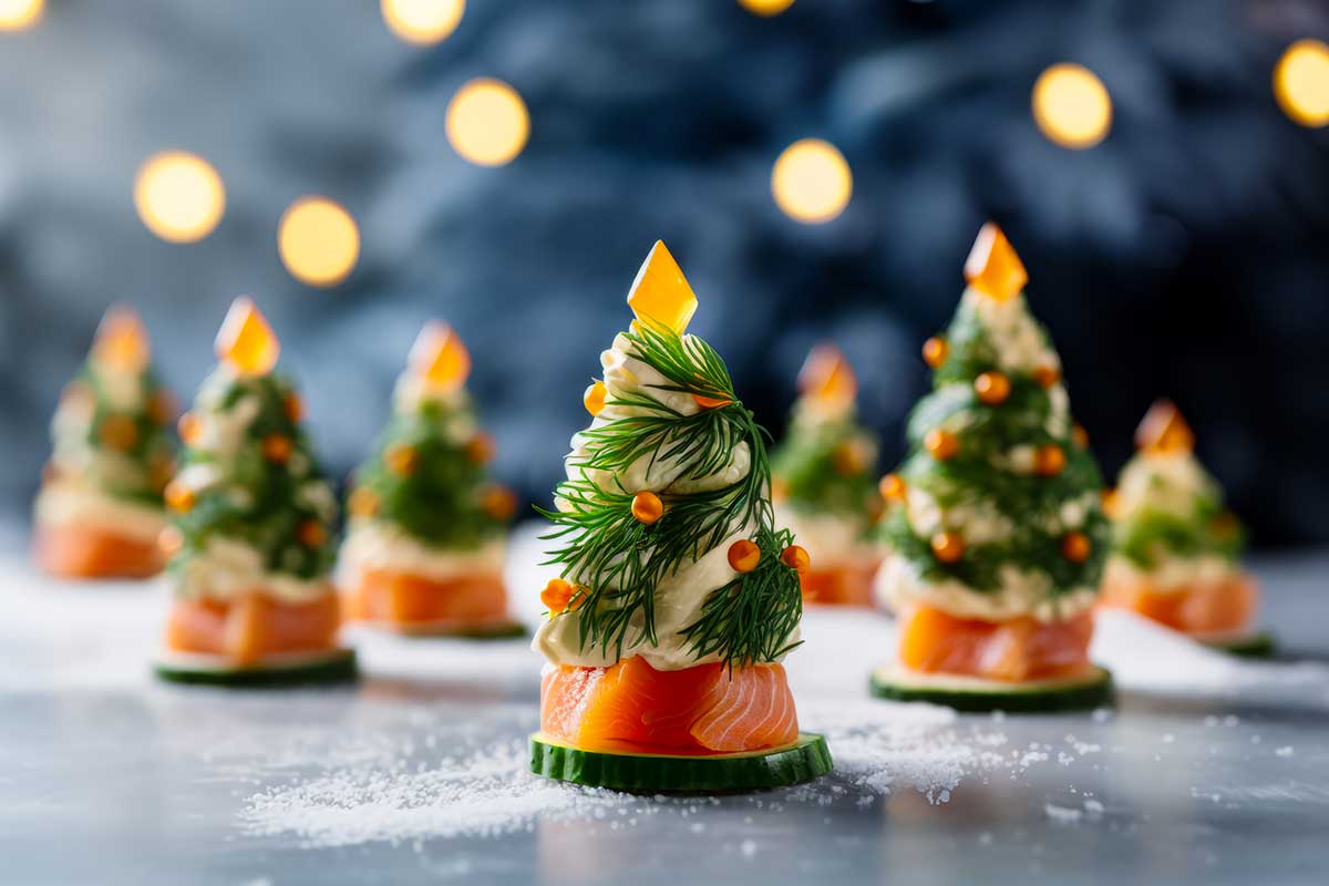 canapés au saumon fumé, au concombre et au fromage frais en forme de sapin