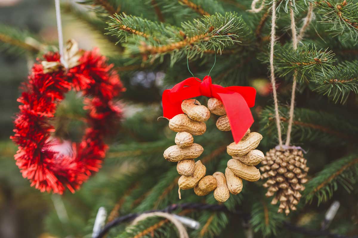 décorer sapin de Noël avec des éléments naturels